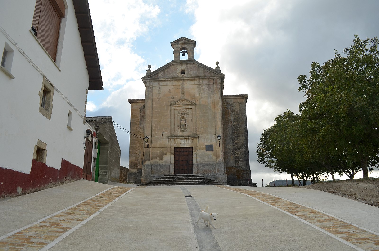 Basílica de Nuestra Señora de Mendigaña, Azcona (Navarra), con perrito blanco delante