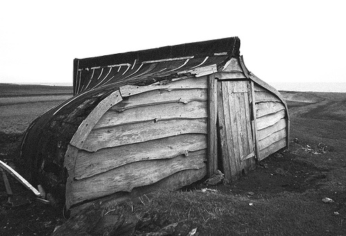 Foto de una cabaña hecha con el casco de un barco (Lindisfarne, UK)
