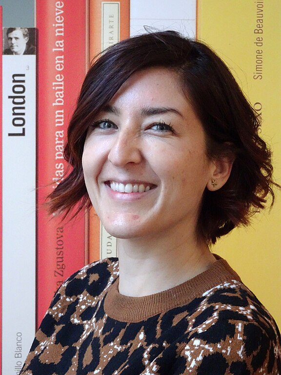 La escritoria Pepa Blanes, fotografiada junto a la librería Cálamo de Zaragoza