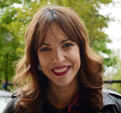 La directora de cine Paula Ortiz, fotografiada junto a la librería Cálamo de Zaragoza (España)