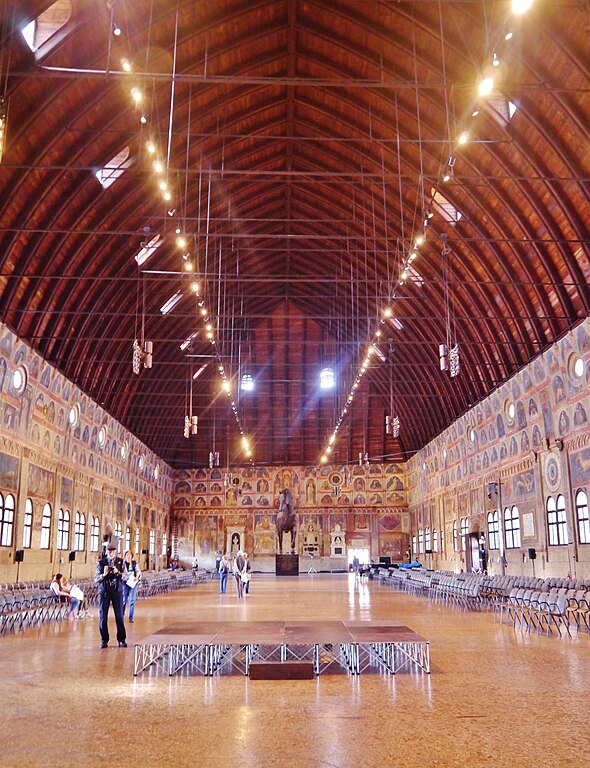 Interior del Palazzo della Ragione de Padua
